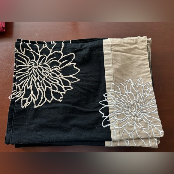 Set of 8 Black & Tan Floral Placemats - Picture 1 of 2
